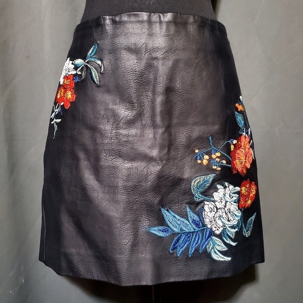 Guess Black Faux Leather Embroidered Floral Skirt Size 6 - Picture 5 of 9